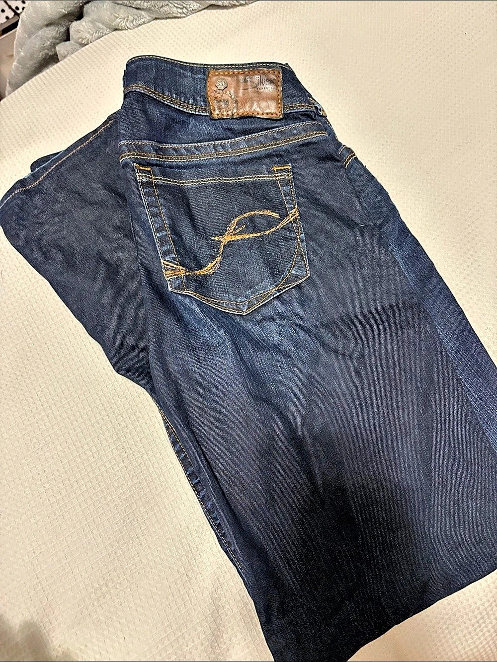 Silver Jeans Co. Suki Mid Rise Slim Bootcut Jeans. Blue